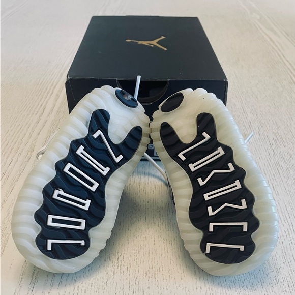 Nike Air Jordan 11 Retro - Toddler Size 3C (378040-170) - Picture 3 of 6